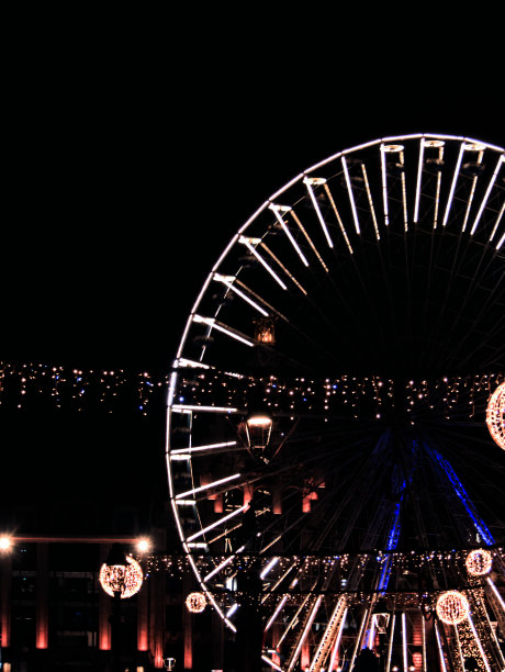 戴高乐广场上的摩天轮，背景是佛兰德风格的建筑图片下载