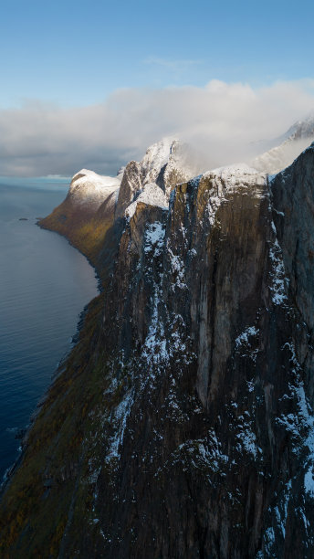 航拍无人机拍摄的挪威塞尼亚雪山徒步旅行的照片。图片下载