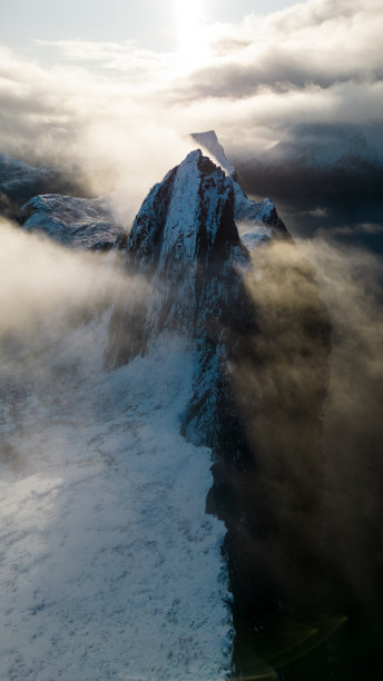 航拍无人机拍摄的挪威塞尼亚雪山徒步旅行的照片。图片下载