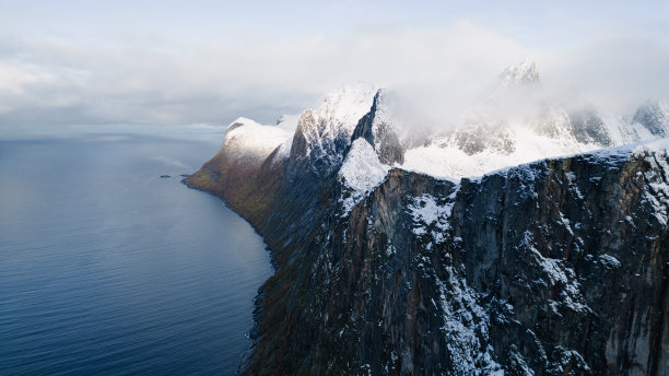 航拍无人机拍摄的挪威塞尼亚雪山徒步旅行的照片。图片下载
