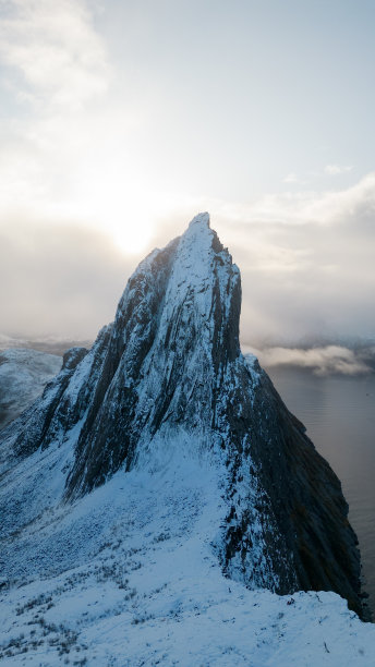 航拍无人机拍摄的挪威塞尼亚雪山徒步旅行的照片。图片下载