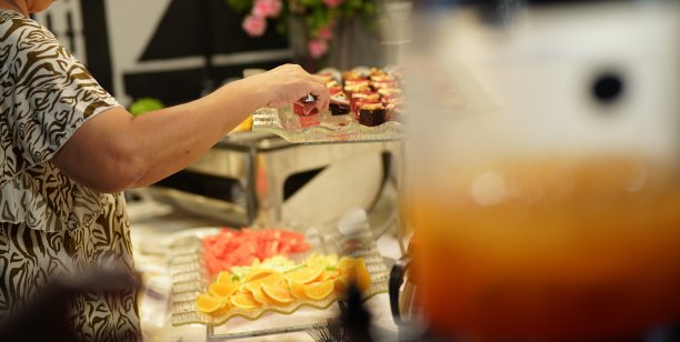 食品自助，餐饮，聚餐，共享理念。人们团体餐饮自助食品在户外豪华餐厅与肉类色彩缤纷，甜品水果和蔬菜库存照片图片下载