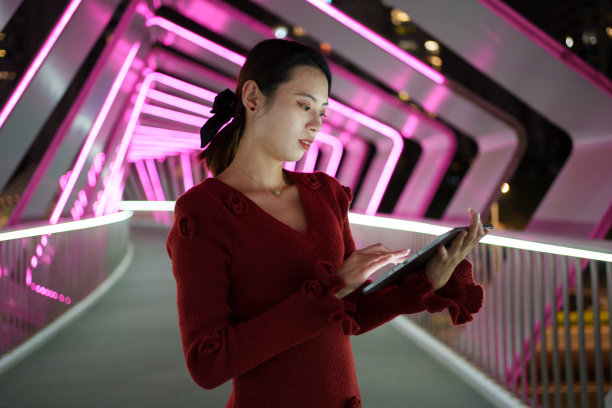 美女使用平板电脑图片下载