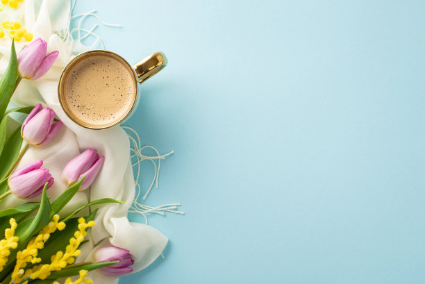 用“你好快乐日”这样的安排来散发快乐。软围巾的俯视图照片，热气腾腾的咖啡，一束欢快的郁金香和含羞草在柔和的蓝色背景图片下载