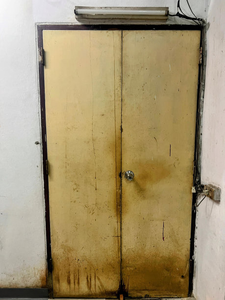 一张肮脏房间里肮脏门的照片。图片下载