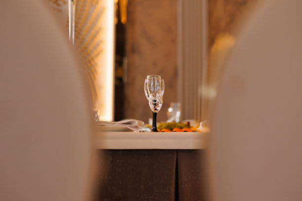 大厅餐厅的现代装饰，金黄色图片下载