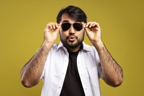 穿白衬衫的巴西人图片下载