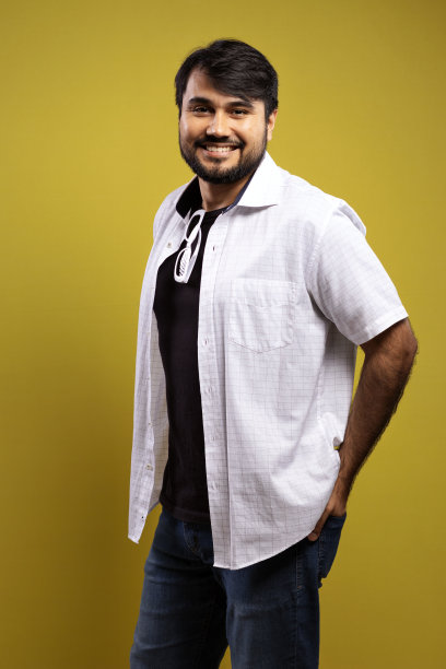 穿白衬衫的巴西人图片下载