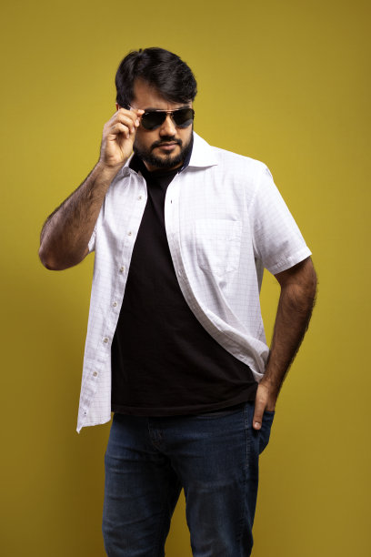 穿白衬衫的巴西人图片下载