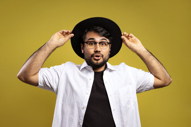 穿白衬衫的巴西人图片下载