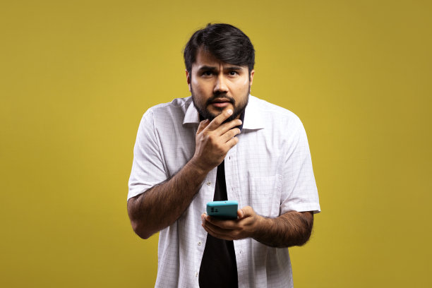 穿白衬衫的巴西人图片下载