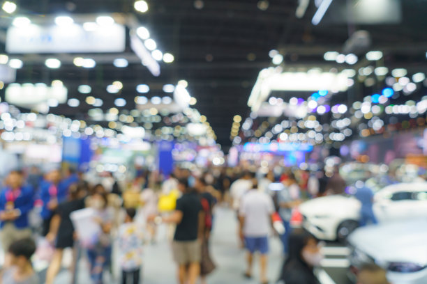 公共展厅背景模糊、散焦。商业展览、招聘会或股票市场图片下载