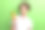 照片中的年轻学生年龄的女孩穿着时尚的紫色t恤polo使用智能手机支付租金孤立的绿色背景图片下载