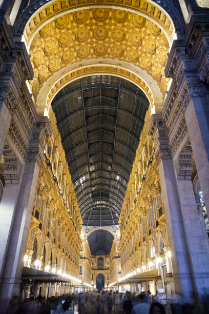 假期在意大利-在米兰维托里奥·伊曼纽尔二世画廊内的夜晚图片下载