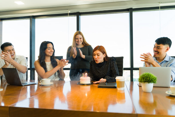 一群员工在办公室庆祝某人的生日图片下载
