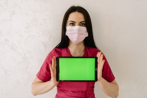 医生戴着医用口罩拿着药片绿屏图片下载