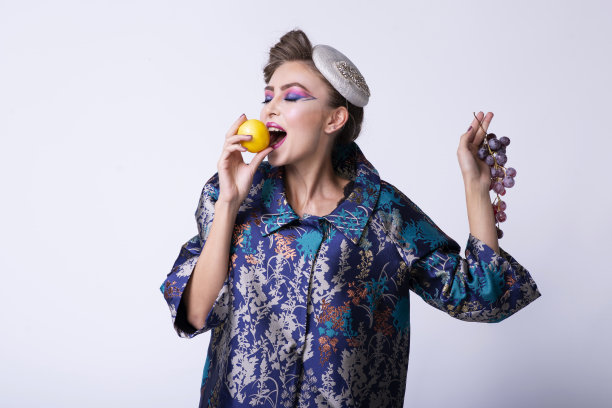 照片模特穿着宽松的图案连衣裙。图片下载