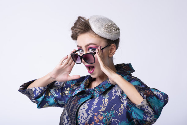 照片模特穿着宽松的图案连衣裙。图片下载