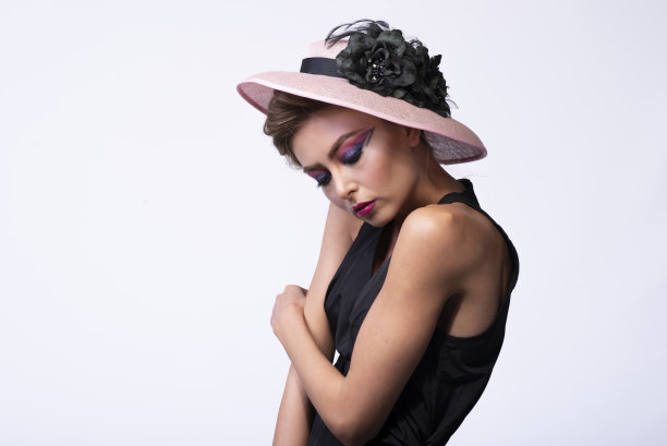 身穿黑色连衣裙的照片模特。图片下载