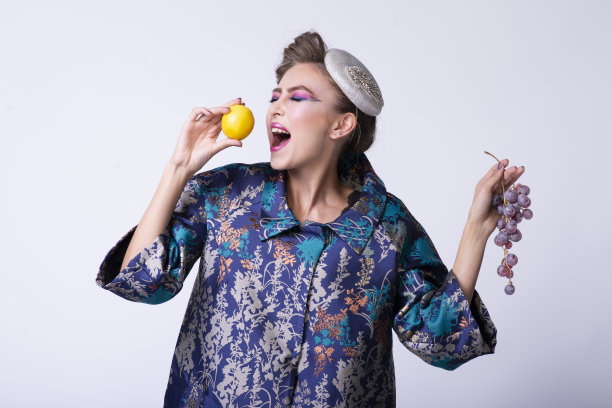 照片模特穿着宽松的图案连衣裙。图片下载