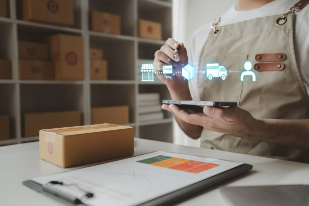 智能手机被用来进行各种促销活动，在线商店的老板根据在线销售网站的订单将产品包装成包裹盒。图片下载