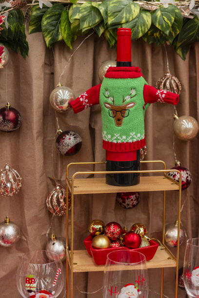 美丽的圣诞装饰照片，圣诞老人和彩色球体图片下载