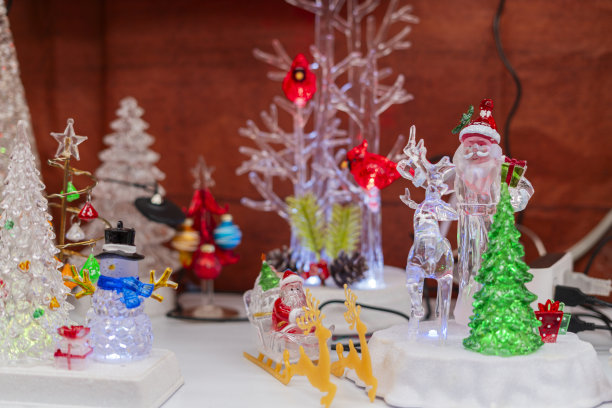 美丽的圣诞装饰照片，圣诞老人和彩色球体图片下载