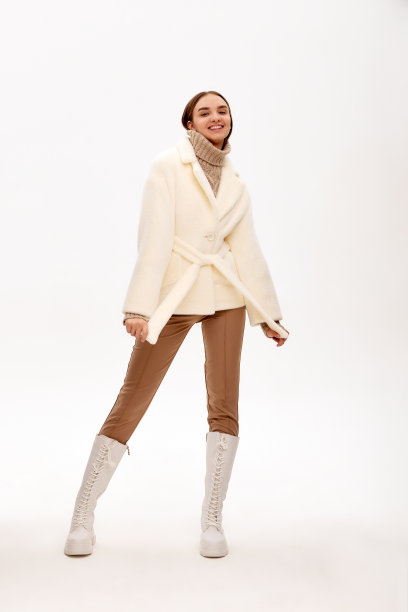 一个现代商业女性在浅色背景下的特写，穿着时尚的人造皮草服装，时尚，现代都市风格图片下载