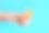 手里拿着海绵，湿地打扫房间，明亮的蓝色背景图片下载