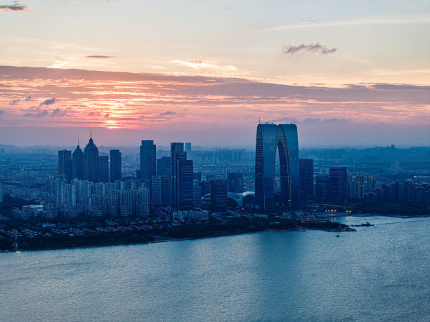 傍晚湖边城市的航拍照片图片下载