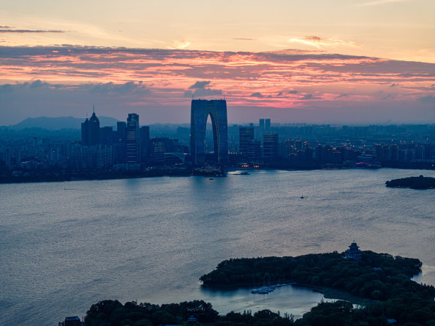傍晚湖边城市的航拍照片图片下载