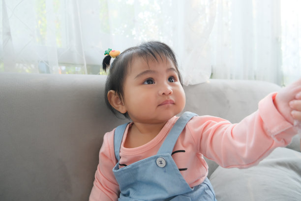 一个可爱的小孩的照片。图片下载