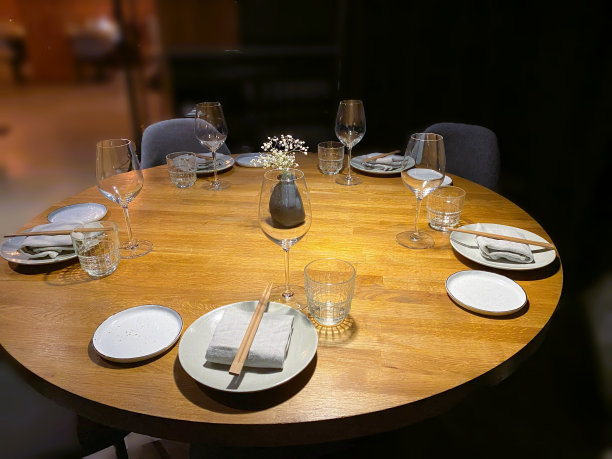 用筷子摆放的圆形餐桌图片下载