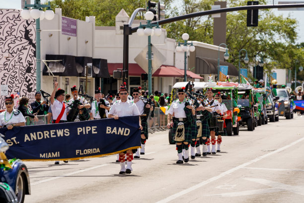 圣安德鲁斯风笛乐队在好莱坞佛罗里达圣帕特里克节游行的照片图片下载