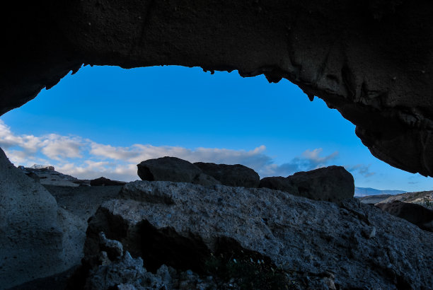 夕阳在山间，数码照片的画面作为背景图片下载