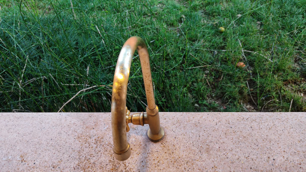 金色的水龙头图片下载