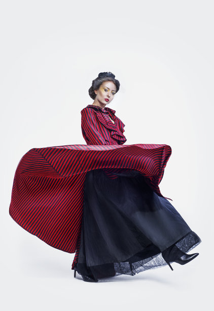 照片模特穿着条纹连衣裙和蓬松的长裙。时装摄影图片下载