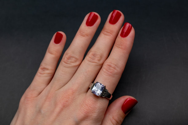 女人手上的漂亮戒指，老式珠宝概念，网上珠宝店的宣传照片图片下载