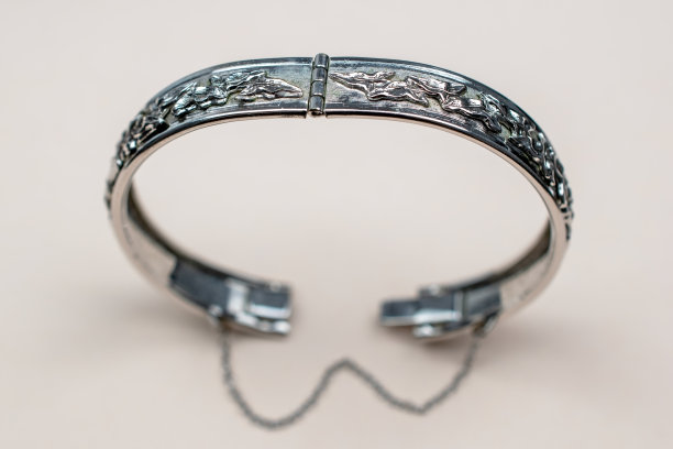 美丽的宝石水晶手镯，独特的手工石珠珠宝背景，宣传照片为网上珠宝店图片下载