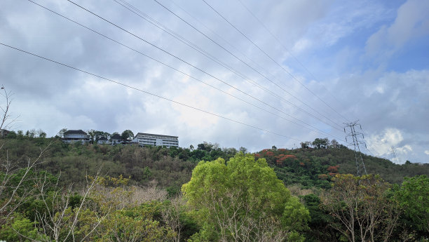 悬崖边上的多层建筑图片下载