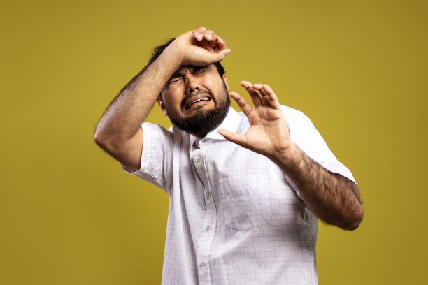 穿白衬衫的巴西人图片下载