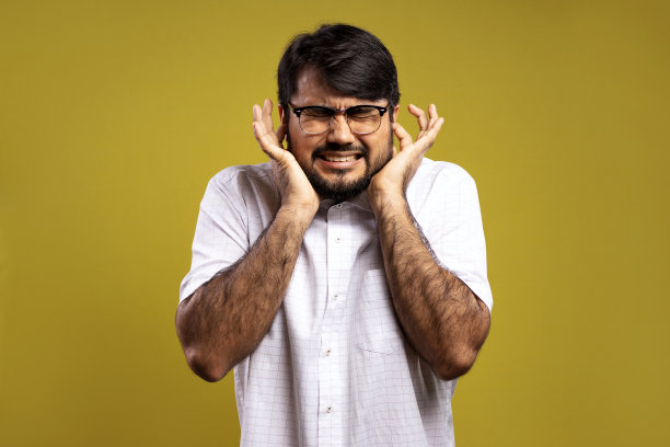 穿白衬衫的巴西人图片下载