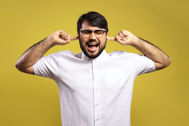 穿白衬衫的巴西人图片下载