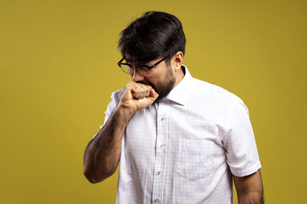 穿白衬衫的巴西人图片下载