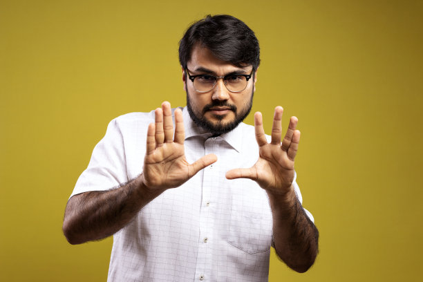 穿白衬衫的巴西人图片下载