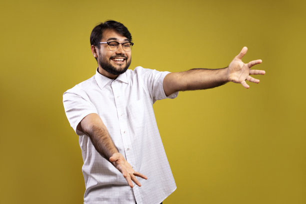 穿白衬衫的巴西人图片下载