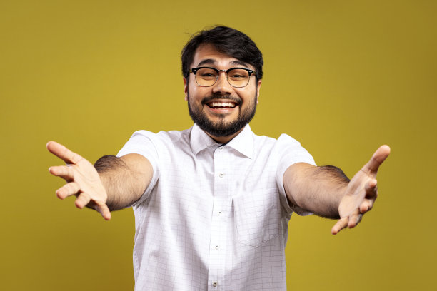 穿白衬衫的巴西人图片下载