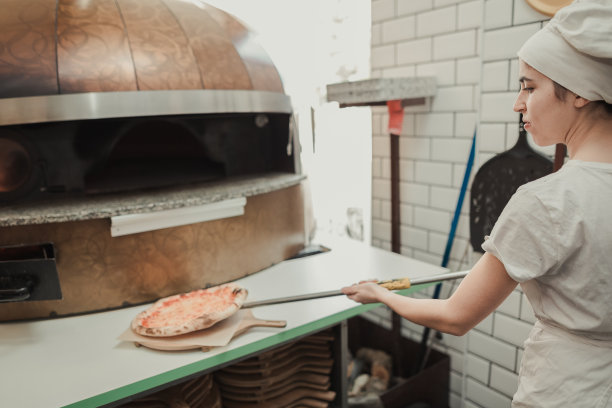 用铲子把披萨从烤箱里拿出来图片下载