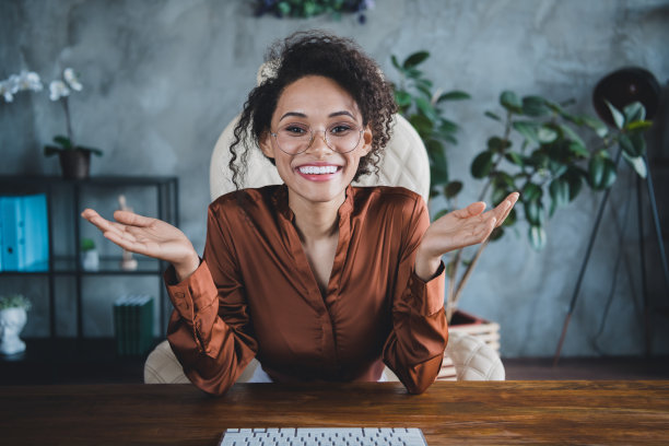 优雅漂亮友好女士的照片坐椅子沟通说话视频通话工作站商务中心室内图片下载