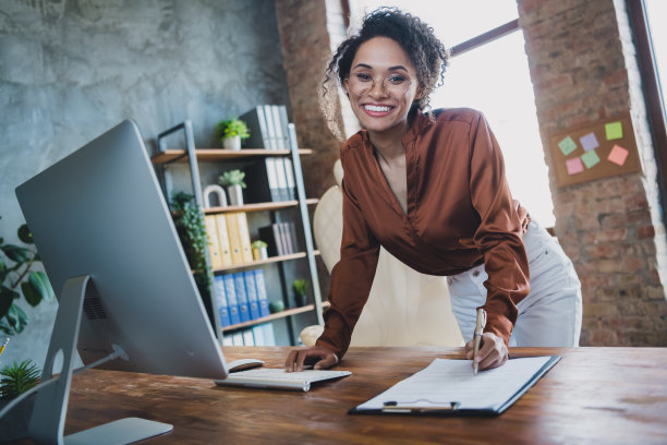 惊人的聪明的公司代表的照片拿笔标志剪贴板文件键盘写阁楼内部工作站里面图片下载